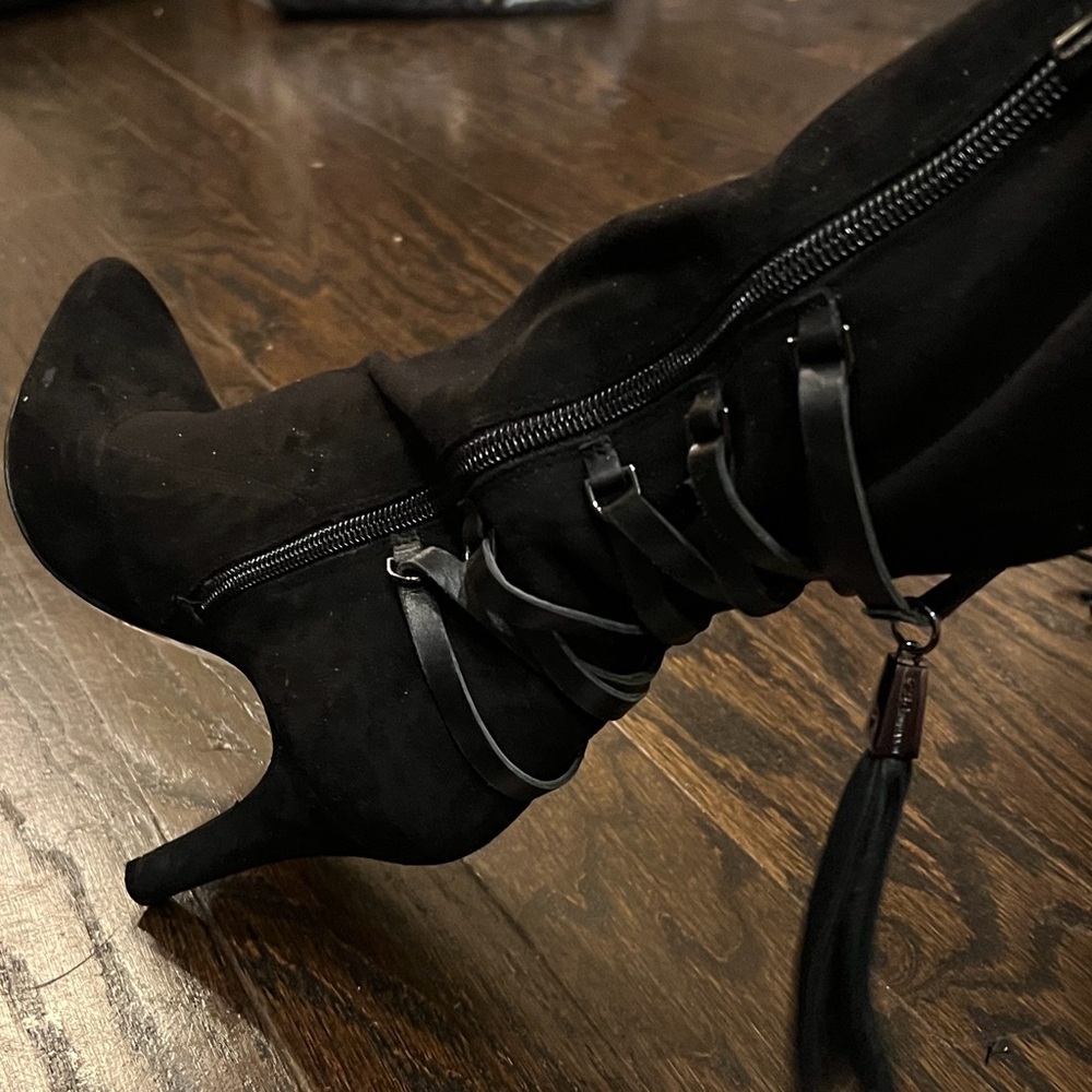 EUC- BCBG 10 CORSETED OTK MICRO-SUEDE LEATHER STILETTO HEELED INNER ZIP BOOT
